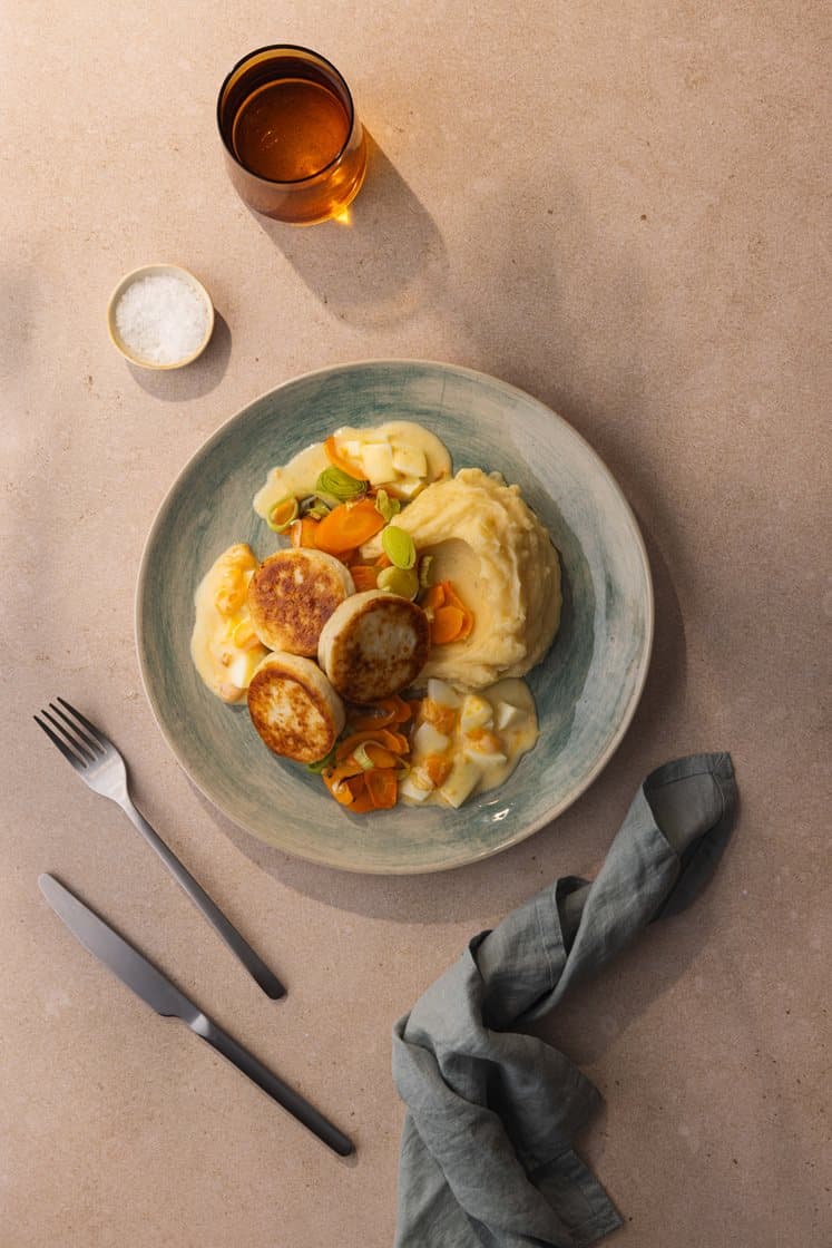 Fiskekaker med potetmos, ovnsbakte grønnsaker og eggesmørsaus
