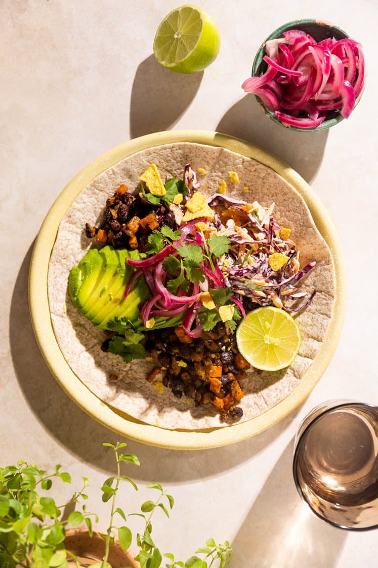 Refried beans med lime- og koriandercoleslaw, hvetetortillaer og avokado