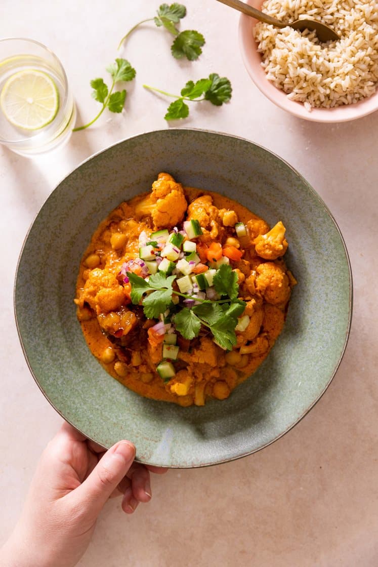 Butter chickpeas servert med fullkornsris, kachumbersalat og frisk koriander