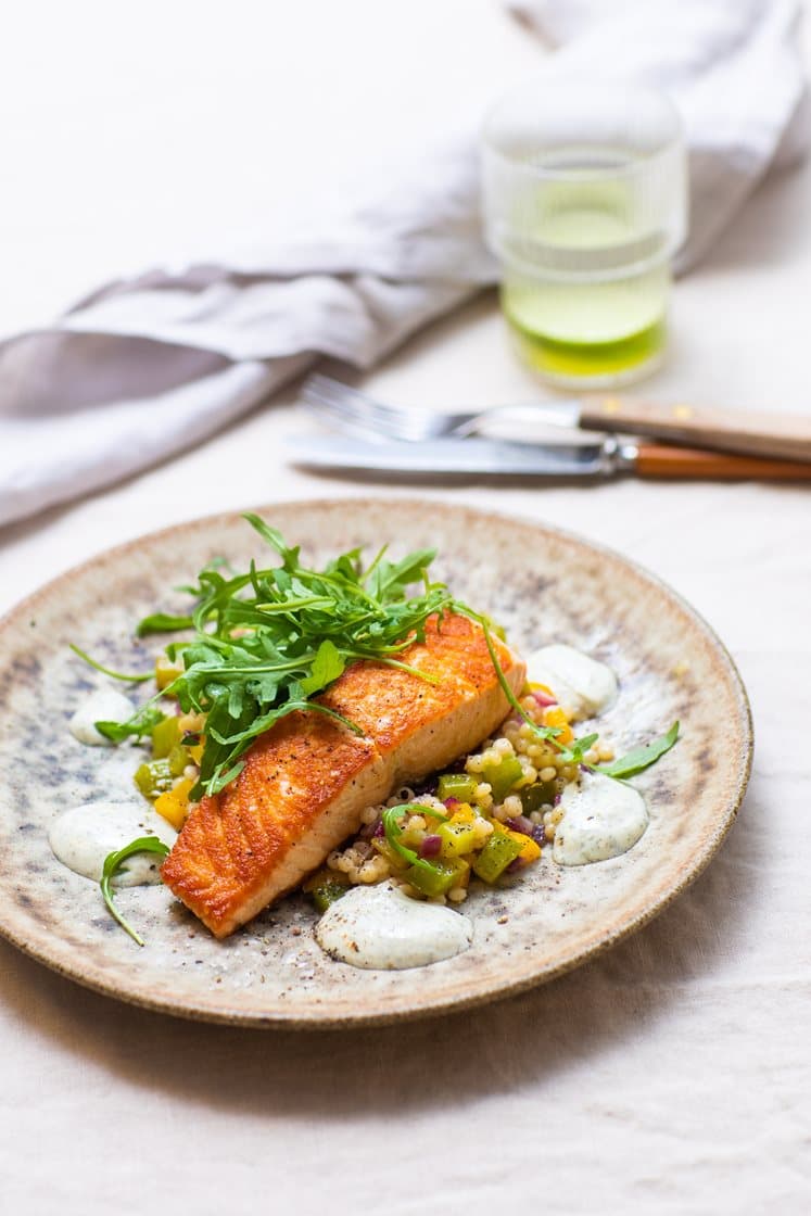 Pannestekt ørretfilet med perlecouscous, paprika og løk, krydret yoghurtdressing og ruccola