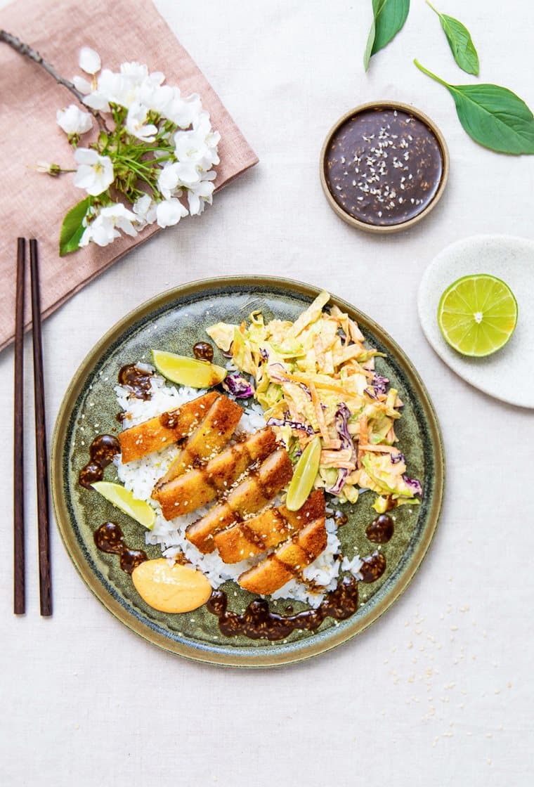 Tonkatsu – japansk svineschnitzel med barbecuesaus, coleslaw, chilimajones og dippsaus