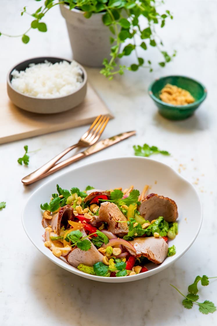 Thaisalat med helstekt indrefilet av svin, peanøtter og jasminris