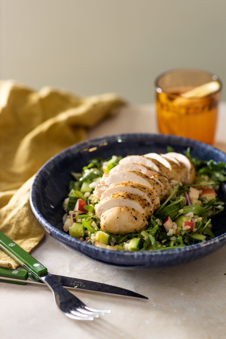 Sous vide-kyllingfilet og bulgursalat med ruccola, nektarin og sennepsvinaigrette