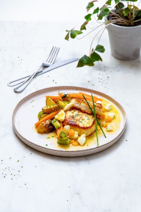 Hjemmelagde fiskekaker med eggesmør og ovnsbakte grønnsaker