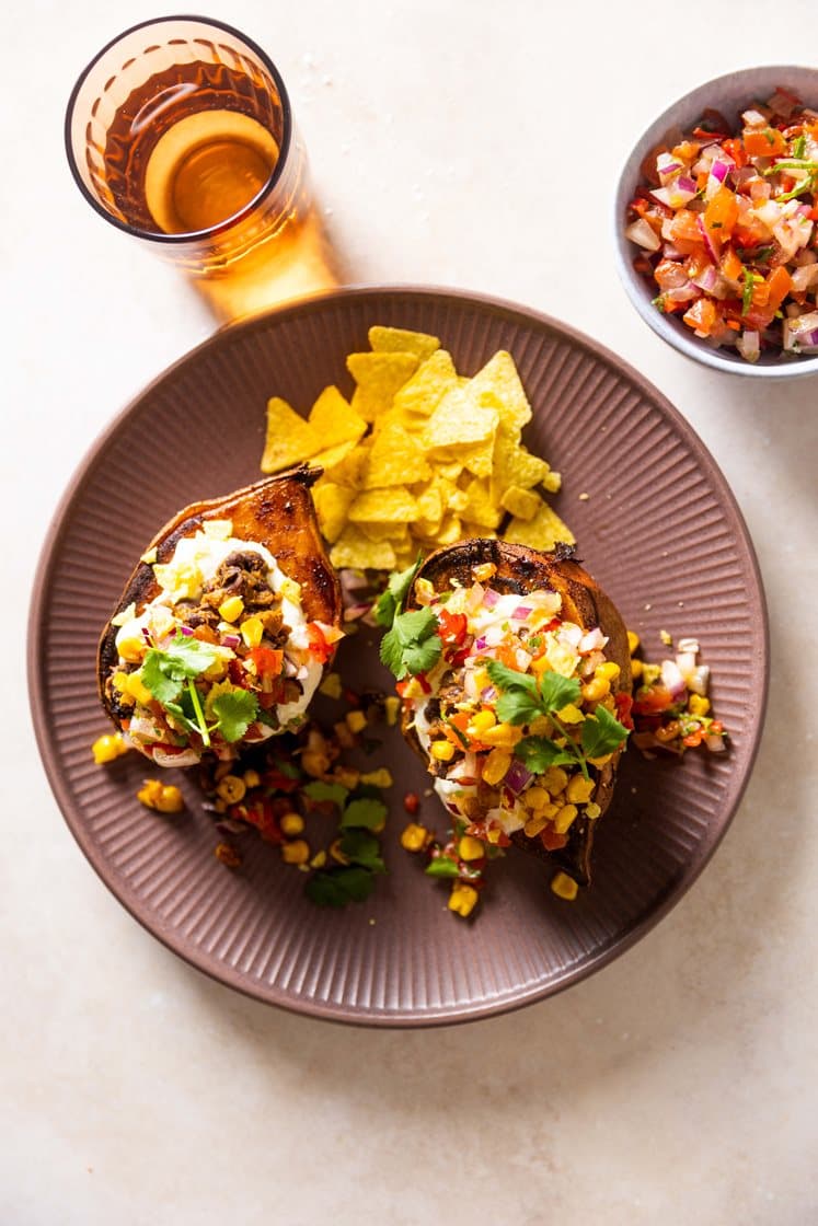 Bakt søtpotet med frijoles refritos, pico de gallo, tortillachips og sprø mais