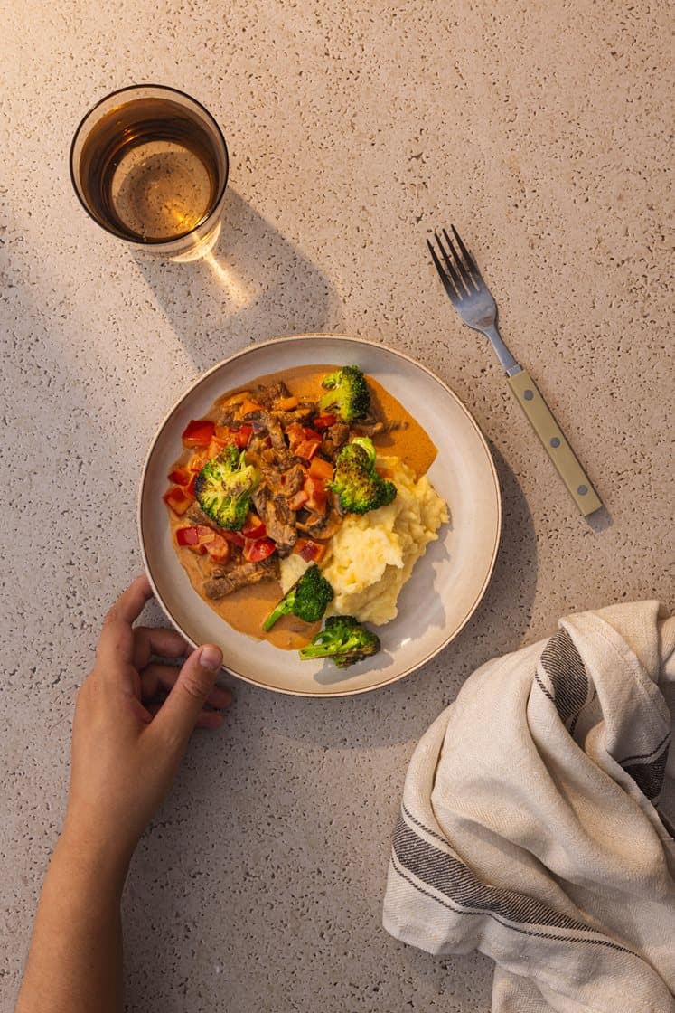 Biff Stroganoff med sopp og gulrot, servert med potetmos og stekt brokkoli