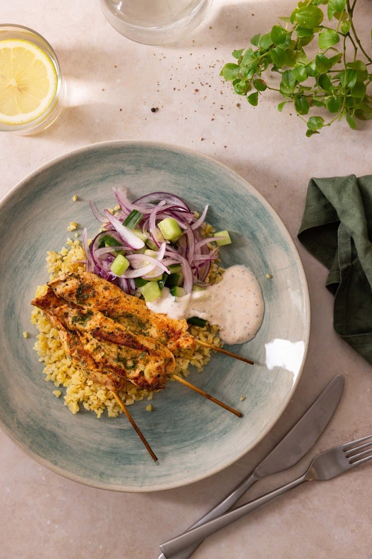 Estragon- og hvitløksmarinerte kyllingspyd med agurk- og rødløkssalat, bulgur og yoghurtdressing