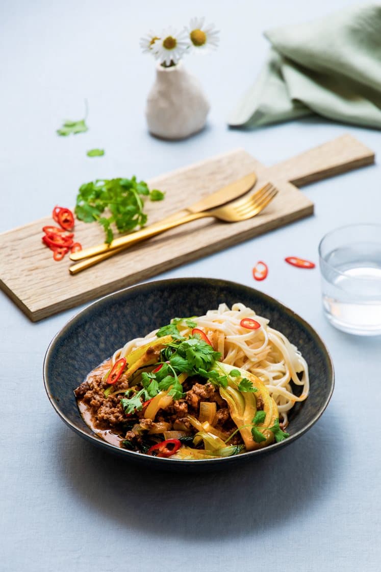 Thai-bolognese med rød curry, wokkede eggenudler, frisk koriander og rød chili