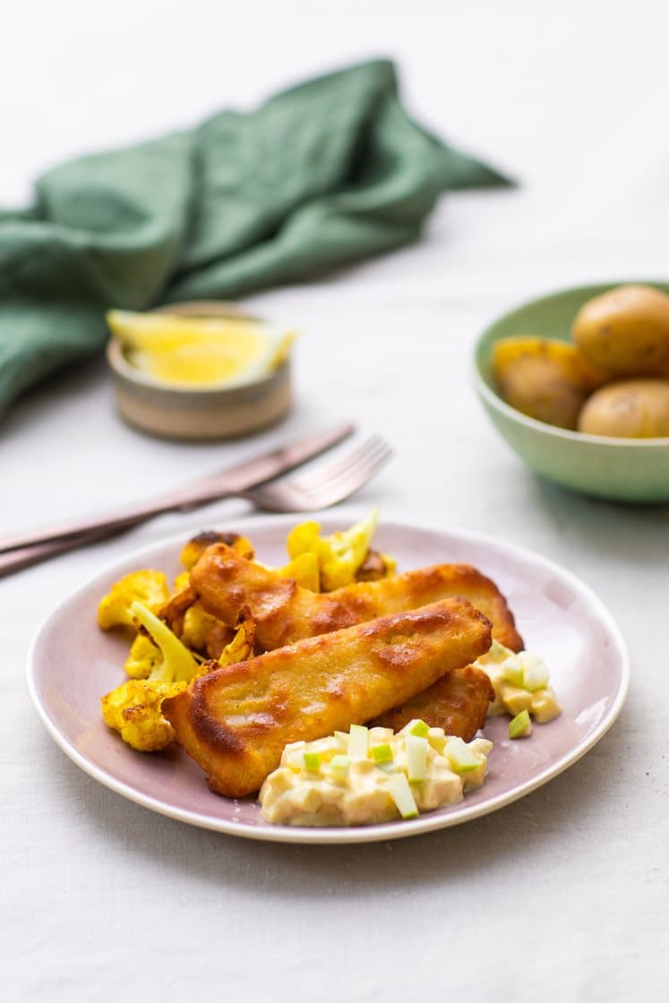 Sprøpanert seifilet med kokte poteter, smørstekt blomkål og kremet karridressing