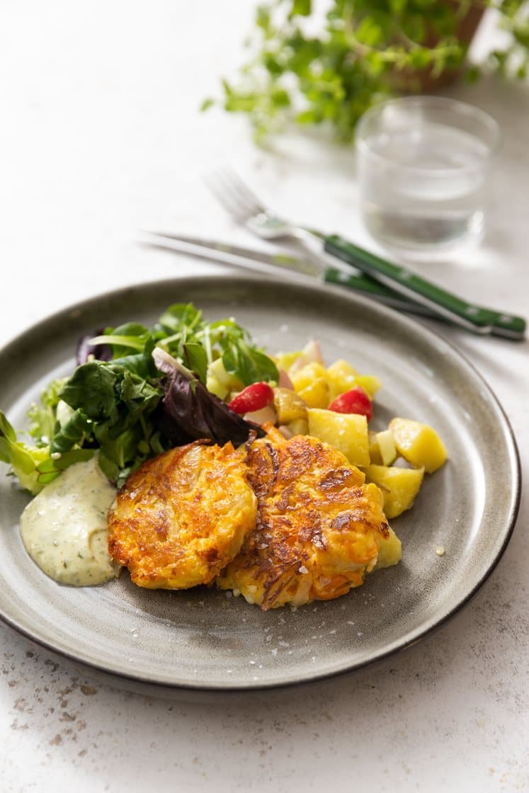 Grønnsakskaker med middagsost, vårlig potetsalat med reddiker og ramsløkaioli