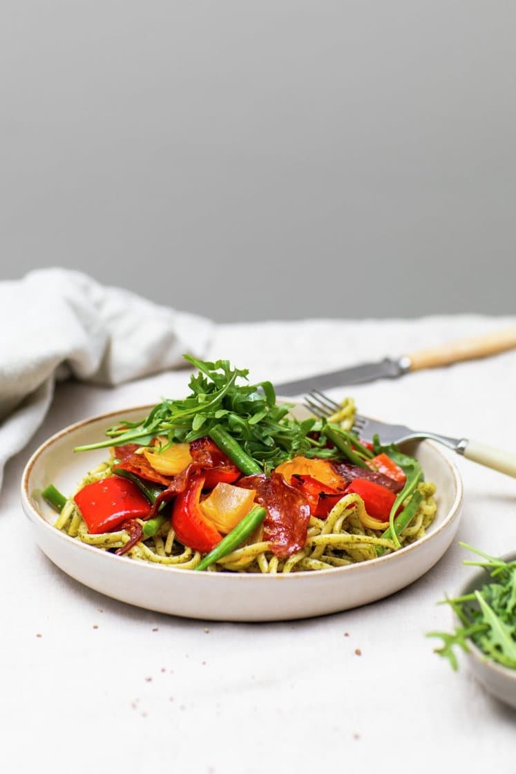 Pasta i grønn pesto med bønner, ruccola og ovnsgrillet pepperoni og paprika