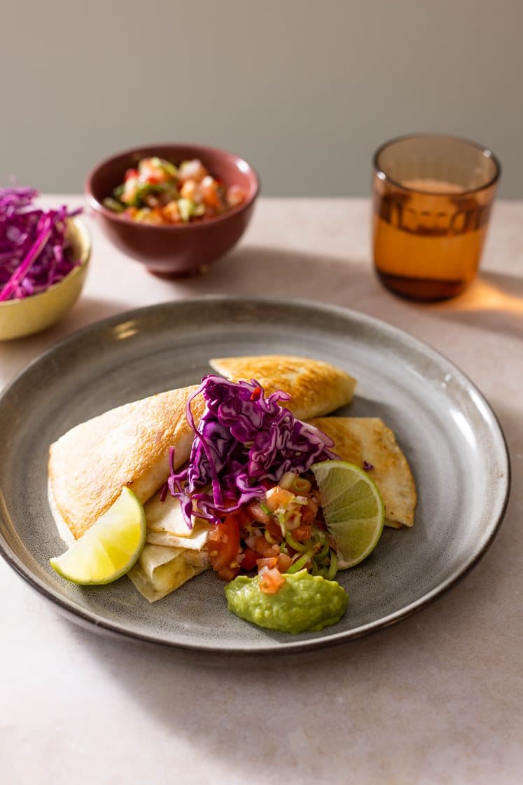 Quesadillas med kylling og ost, servert med guacamole, hjemmelaget salsa og lime