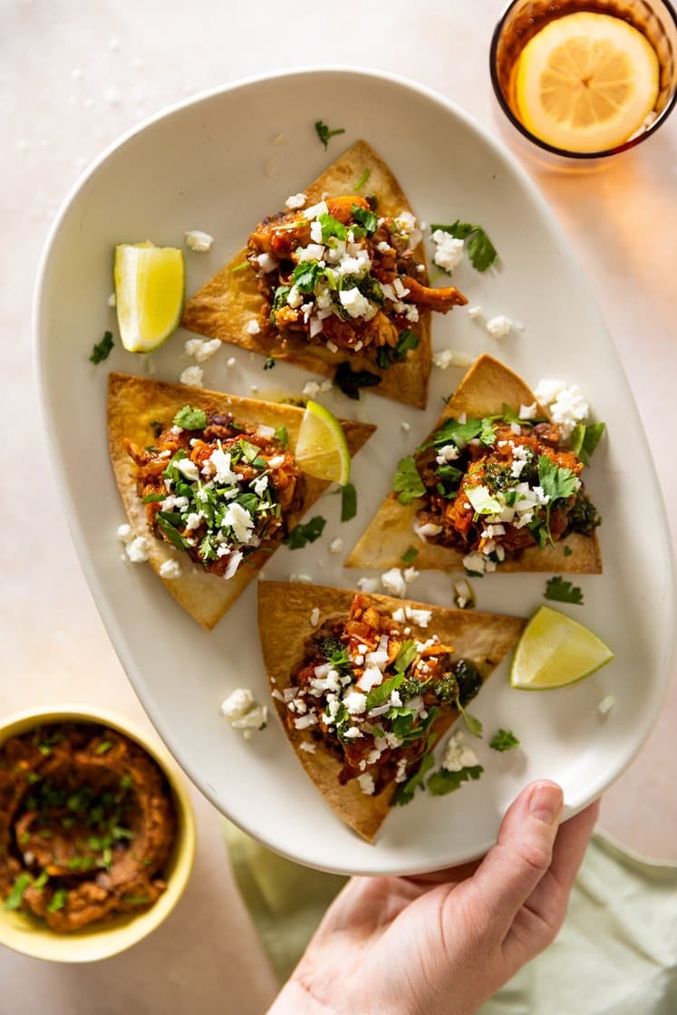 Kylling tinga på tostada med bønnedipp og salsa verde