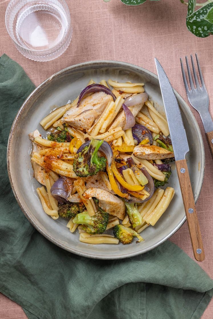 Kyllingbryst og pasta, servert med ovnsbakt brokkoli og røkt paprikasjy