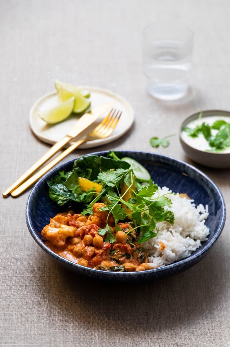 Butter chickpeas med spinat- og sitrussalat, basmatiris og korianderyoghurt