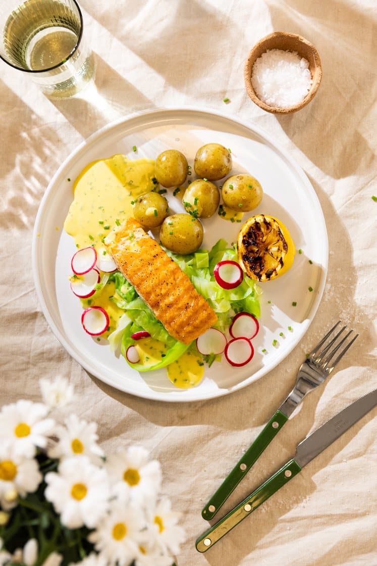 Laksefilet med reddiker og sommerkål, kokte poteter og smørsaus med gressløk