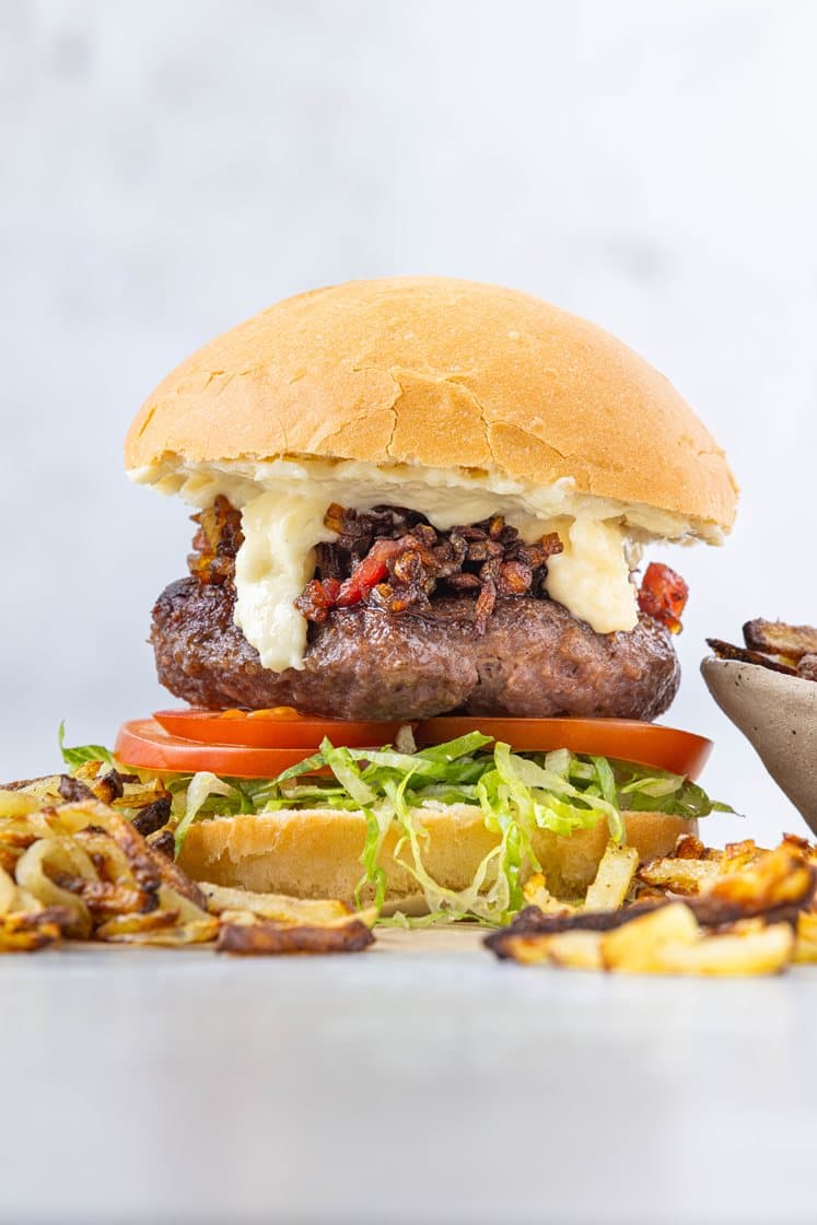 Storfeburger med Grana Padanokrem, bacon- og løkmarmelade og shoestringfries