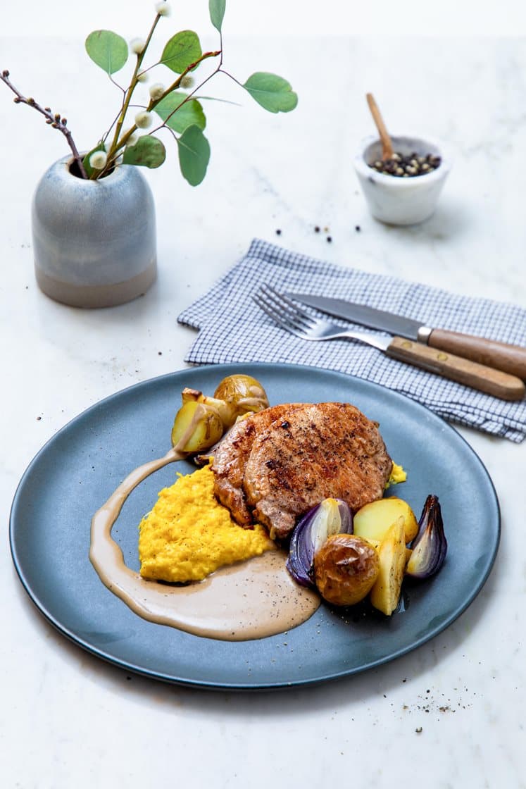 Svinefilet med maiskrem, ovnsbakte poteter og pastinakk, servert med steinsoppsaus