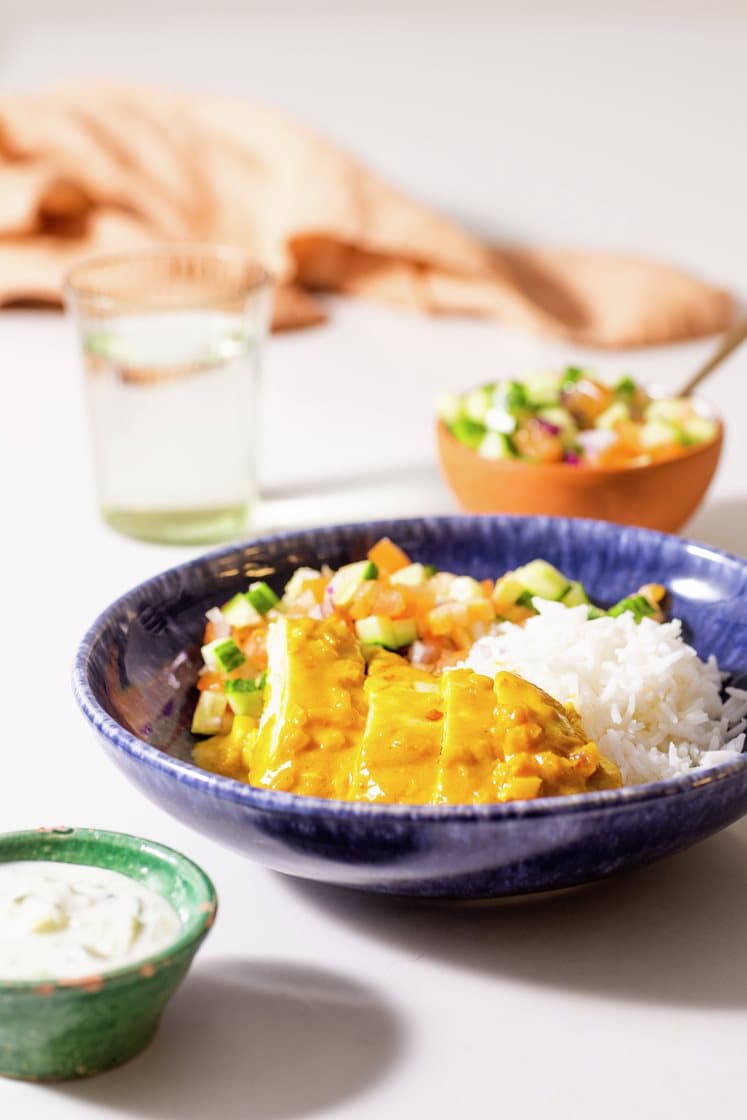 Kylling i mangosaus med tomatsalat og basmatiris, servert med raita