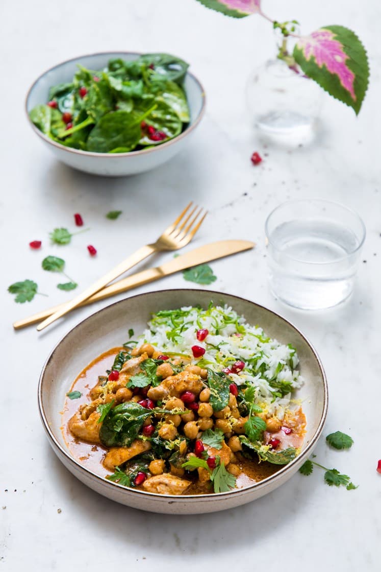 Indisk kylling tikka masala- og kikertgryte med stekt løkris og spinat- og granateplesalat