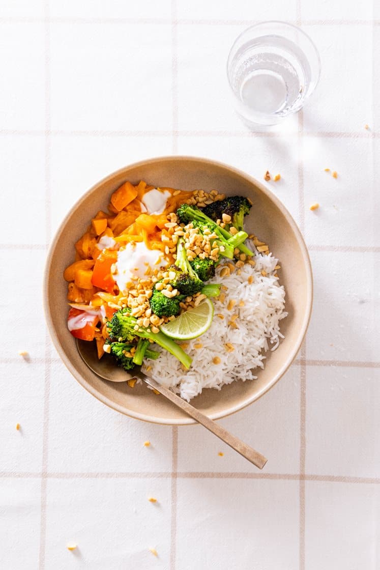Massaman grønnsakscurry med ris og chilistekt brokkoli, toppet med peanøtter og koriander