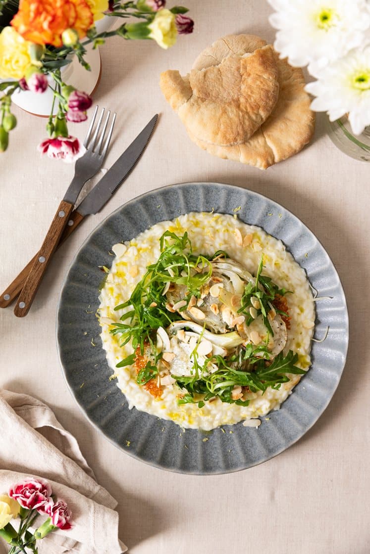 Sitronrisotto med chevrebakt fennikel, mandler og varme multibrød