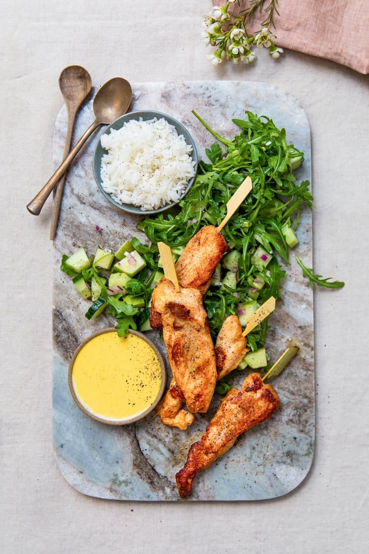 Krydrede kyllingspyd med frisk salat, jasminris og curry- og mangodressing