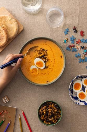 Kremet tomatsuppe med tacokrydret kyllingkjøttdeig, mais og bønner, servert med egg og varme brød