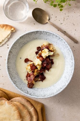 Kremet blomkål- og sellerisuppe med trøffelolje, bacon og rustikke multibrød