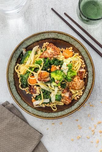 Kyllingwok med brokkoli og grønnkål i sweet chili-saus, servert med eggenudler