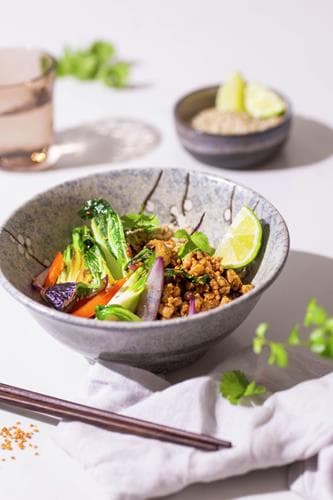 Kyllingkjøttdeig med hoisinsaus, servert med fullkornsris, pak choy, sopp og sesamfrø