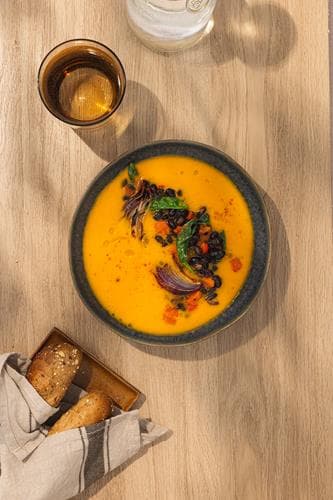 Spicy søtpotetsuppe med ovnsbakt paprika, spinat og svarte bønner