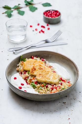 Sesam- og honningstekt halloumi med tabbouleh, servert med krydret yoghurt