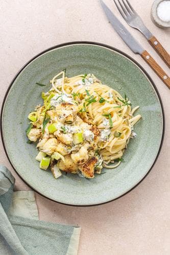 Linguine med sitron og persille, og pannestekt blomkål toppet med mozzarellakrem og sprø kjerner