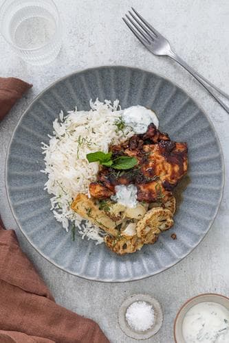 Daddelchutneymarinert kylling med ovnsbakte blomkålskiver, yoghurt og basmatiris