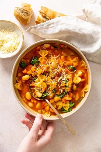 Minestronesuppe med rosmarin, bønner og spinat, servert med nystekte bagetter