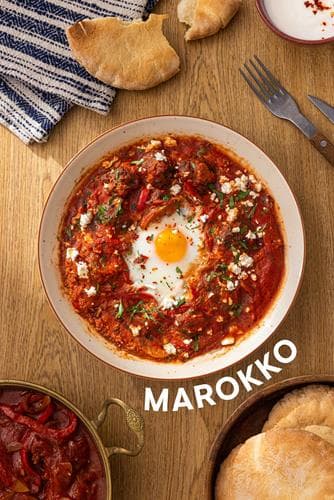 Marokkansk Shakshuka- tomatsaus med kjøttboller, egg og varme brød, toppet med fetaost