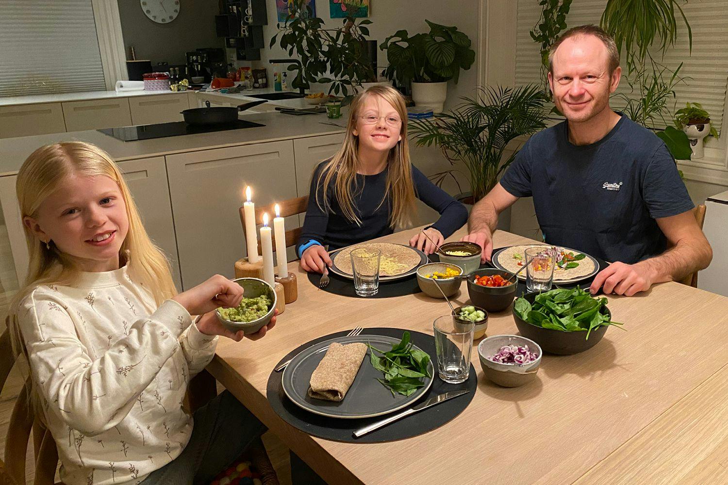 Familien spiser middag