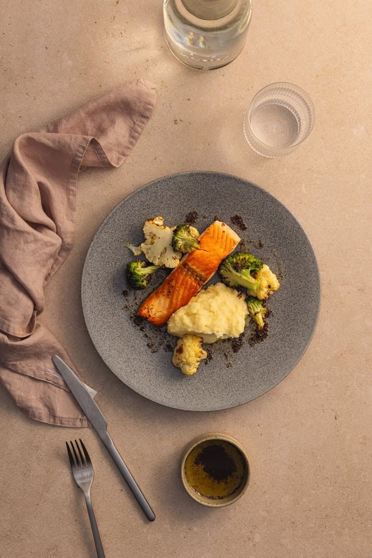 Ørretfilet med ovnsbakte grønnsaker, potetmos og soyasmør