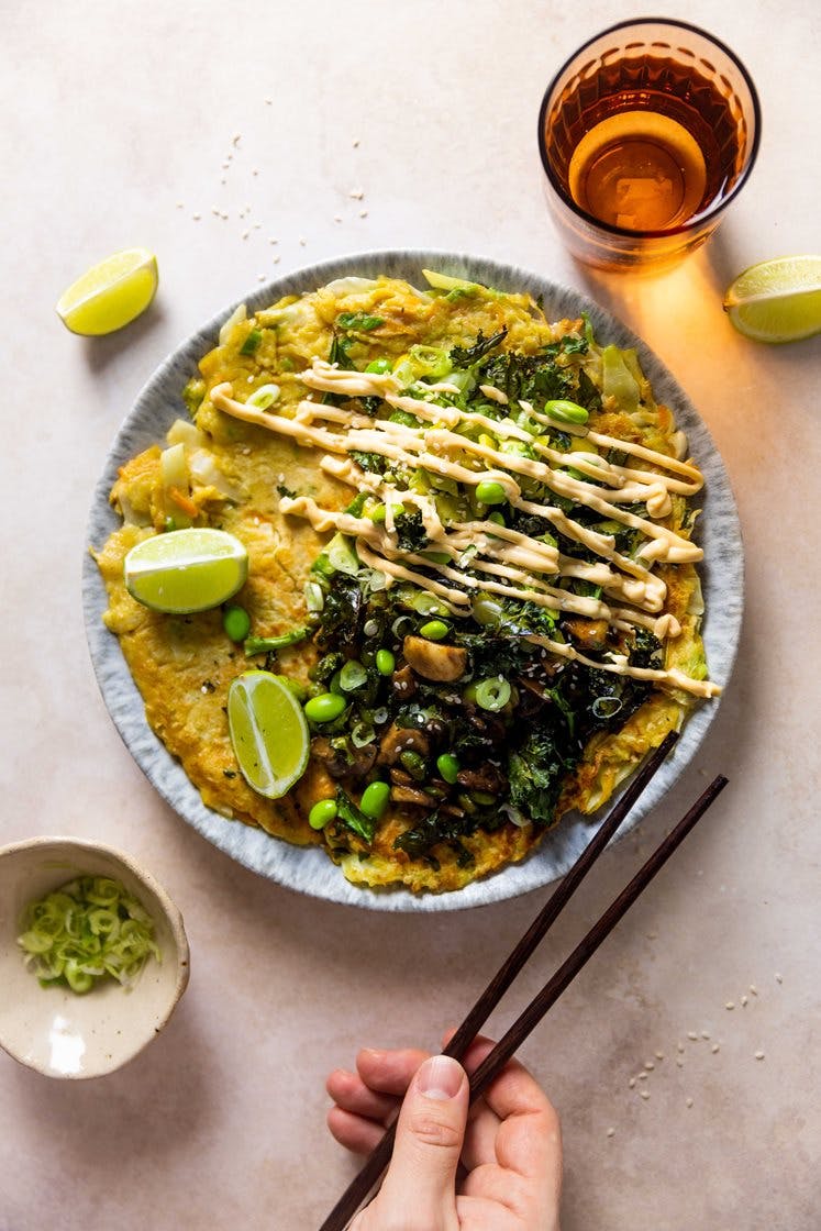 Okonomiyaki – japanske pannekaker med stekt sopp, mangosalat, edamamebønner og crispy grønnkål