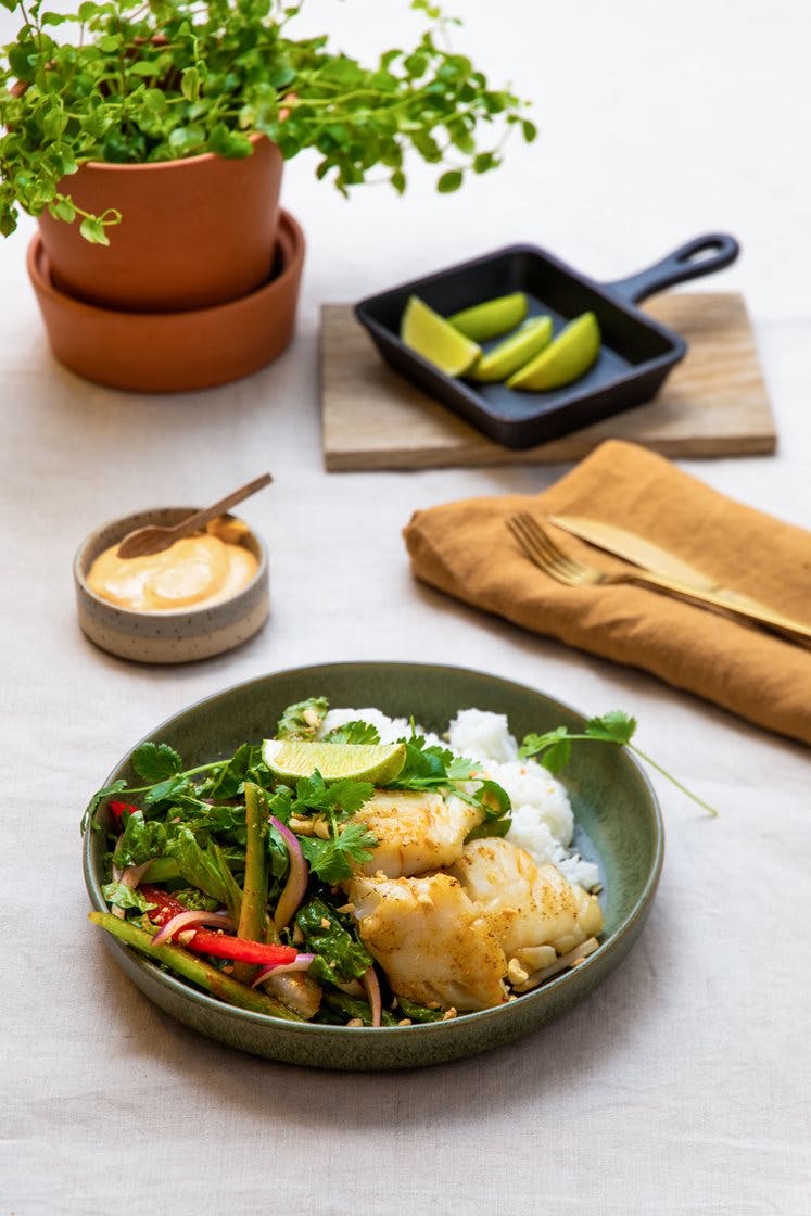 Thaisalat med stekt hyseloin, jasminris og peanøtter