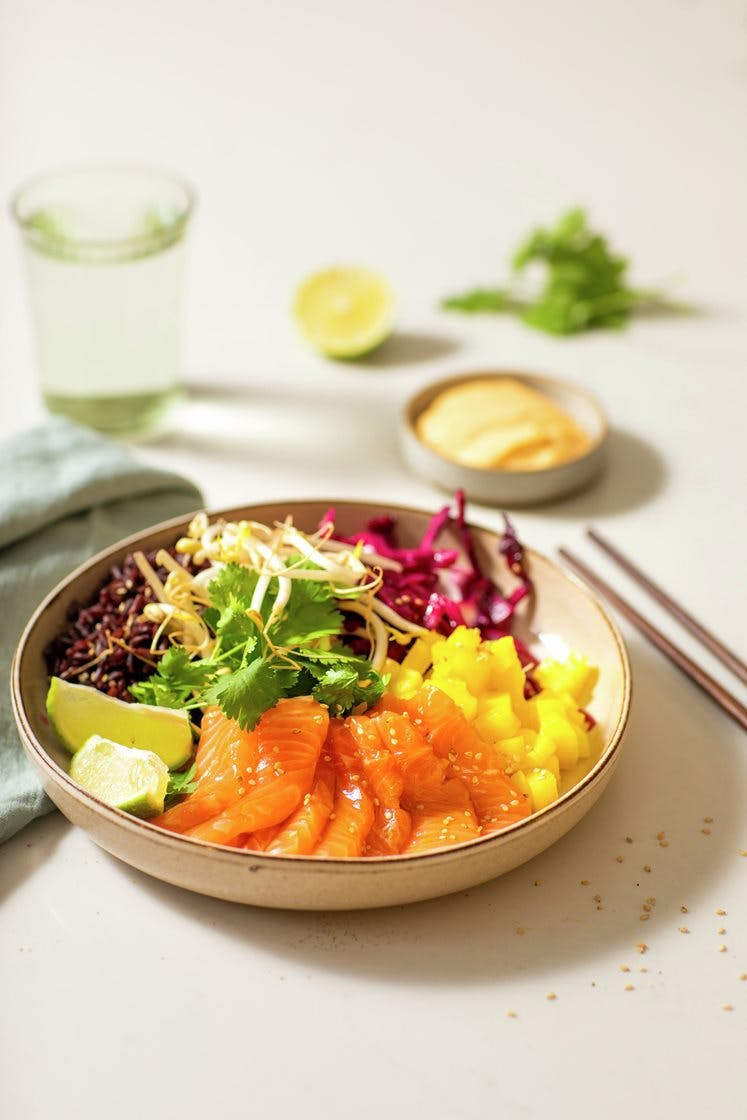 Sashimibowl med Frøya back loin, svart ris, syrlig rødkål og mango