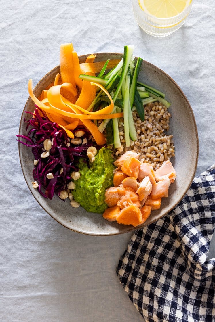 Norsk laksebowl med byggkorn, friske grønnsaker, bakt purreløkskrem og hasselnøtter