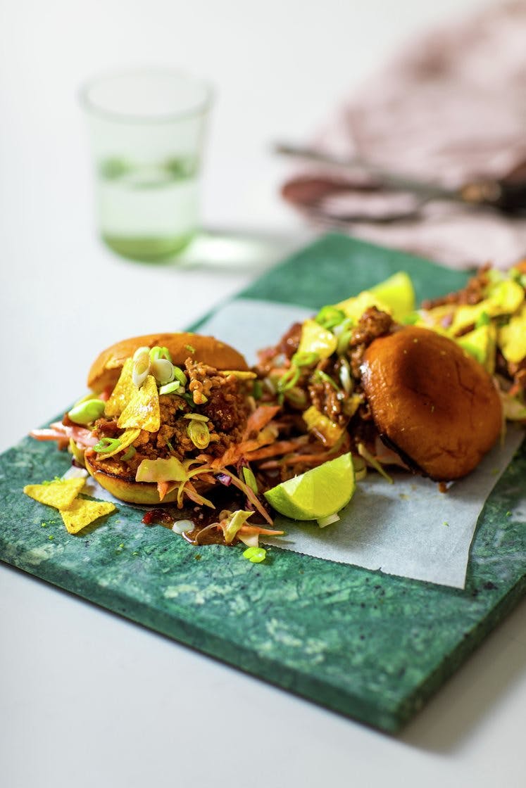 Sloppy Joe-burgere med teriyakistekt kjøttdeig og coleslaw, servert med tortillachips