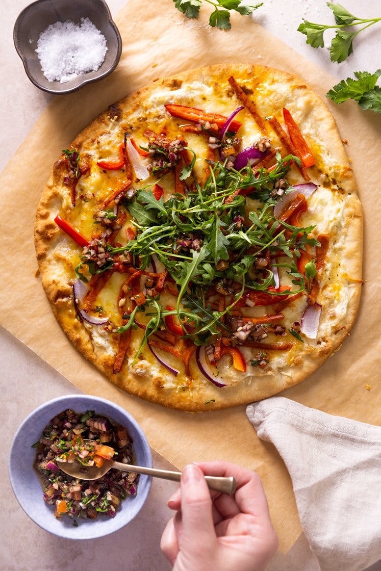 Hvit pizza med chorizo, paprika og chimichurrisaus med tomat og balsamico