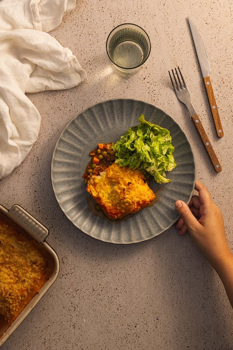 Cottage pie med kjøttdeig av storfe og får, servert med salat og sennepsvinaigrette