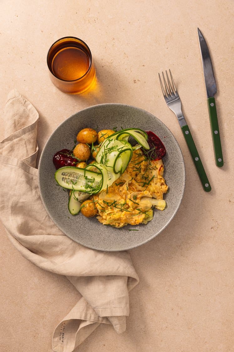 Kål- og linsegryte med lynsyltet agurk og kokte poteter servert med rørte tyttebær