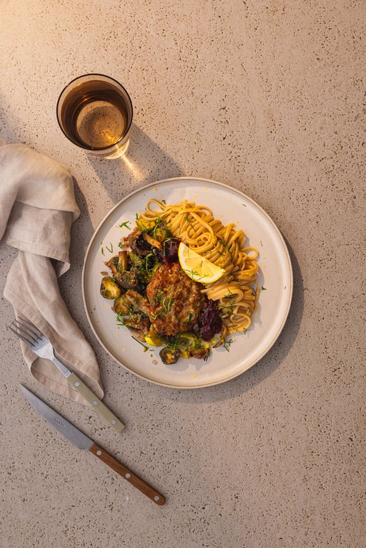 Smørstekte elgkarbonader, pasta linguine med smak av skog, aromasopp og rosenkål, servert med tyttebær