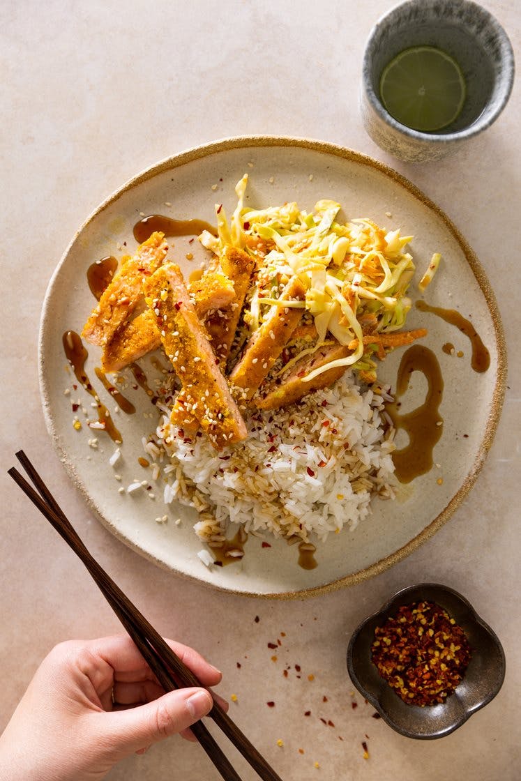 Tonkatsu – japansk svineschnitzel med barbecuesaus, coleslaw, chilimajones og dippsaus