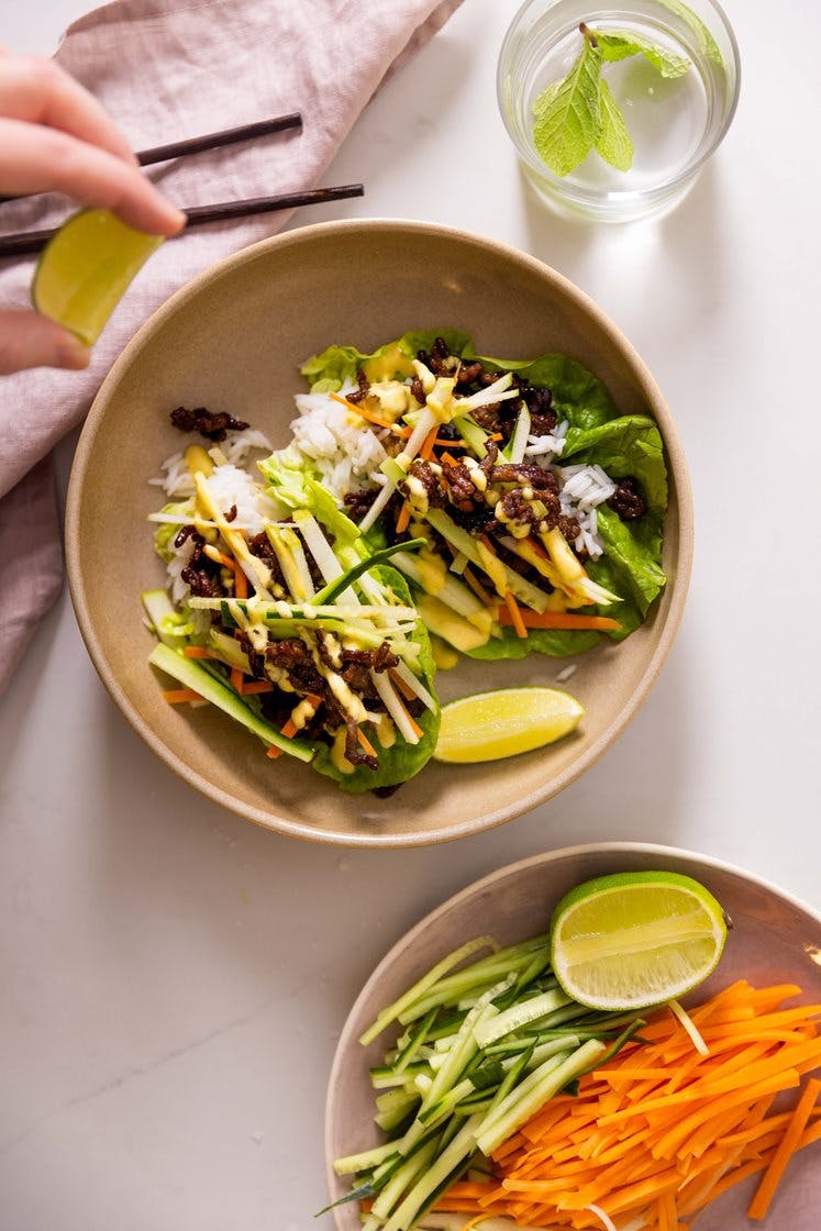 Asiatisk wokket kjøttdeig i hjertesalat med grønnsaker, jasminris og chilimajones